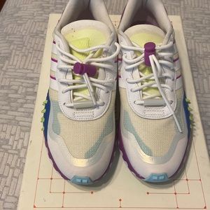 Size 8 med Adidas sneakers